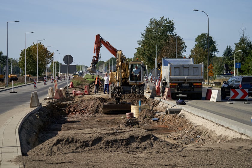 Na ulicy Kosmonautów trwają intensywne prace nie tylko na samej jezdni, ale również przy budowie dróg rowerowych, chodników oraz wiat przystankowych.