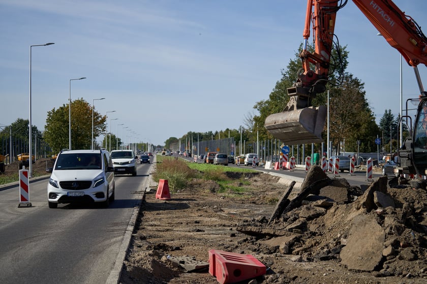 Na ulicy Kosmonautów trwają intensywne prace nie tylko na samej jezdni, ale również przy budowie dróg rowerowych, chodników oraz wiat przystankowych.