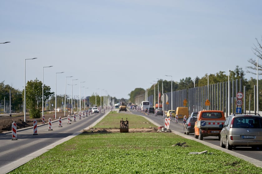 Na ulicy Kosmonautów trwają intensywne prace nie tylko na samej jezdni, ale również przy budowie dróg rowerowych, chodników oraz wiat przystankowych.