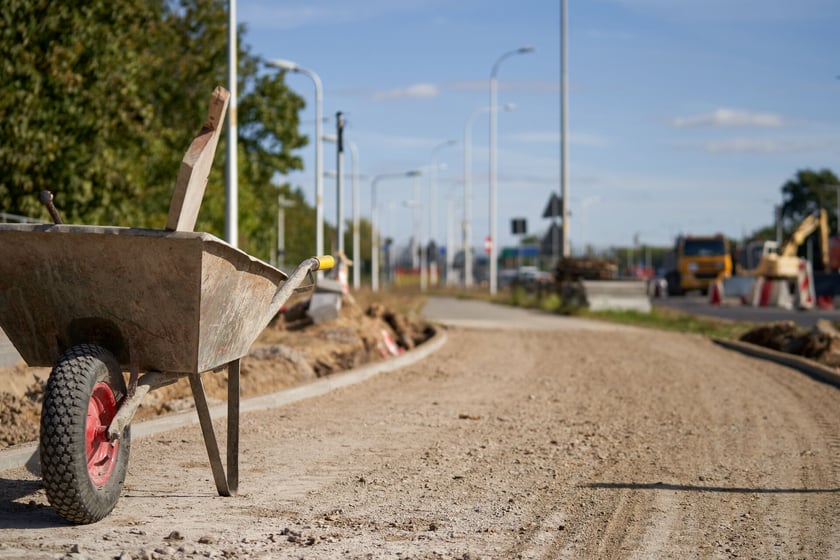 Na ulicy Kosmonautów trwają intensywne prace nie tylko na samej jezdni, ale również przy budowie dróg rowerowych, chodników oraz wiat przystankowych.