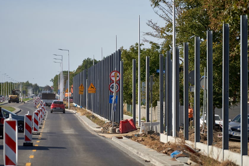 Na ulicy Kosmonautów trwają intensywne prace nie tylko na samej jezdni, ale również przy budowie dróg rowerowych, chodników oraz wiat przystankowych.