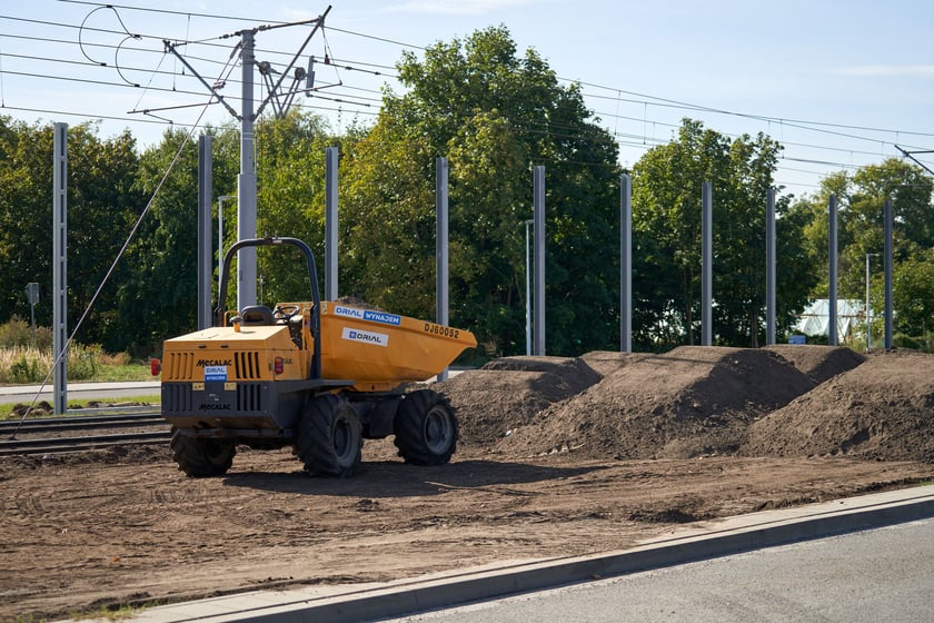 Na ulicy Kosmonautów trwają intensywne prace nie tylko na samej jezdni, ale również przy budowie dróg rowerowych, chodników oraz wiat przystankowych.