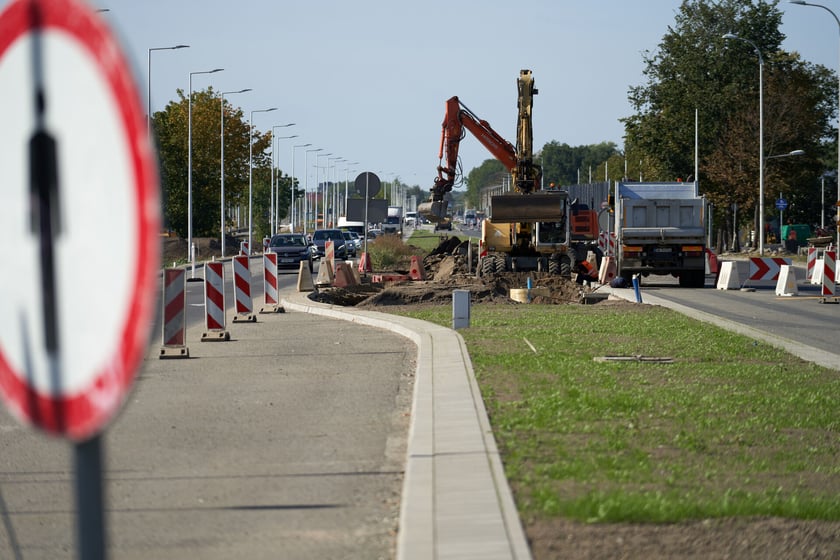 Na ulicy Kosmonautów trwają intensywne prace nie tylko na samej jezdni, ale również przy budowie dróg rowerowych, chodników oraz wiat przystankowych.