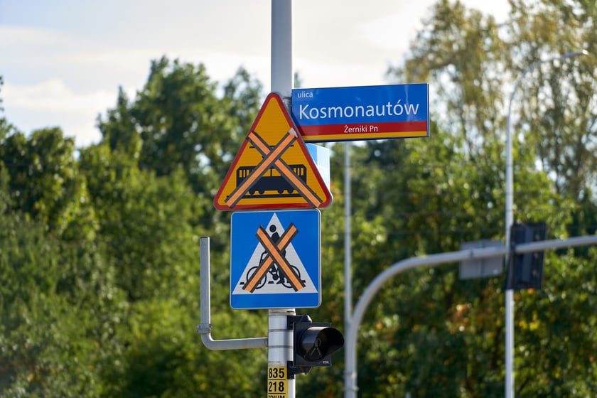 Na ulicy Kosmonautów trwają intensywne prace nie tylko na samej jezdni, ale również przy budowie dróg rowerowych, chodników oraz wiat przystankowych.