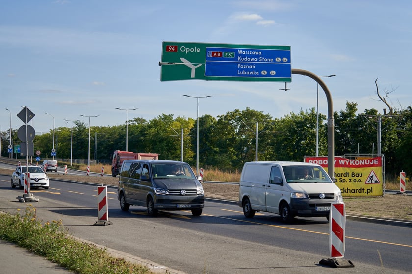 Na ulicy Kosmonautów trwają intensywne prace nie tylko na samej jezdni, ale również przy budowie dróg rowerowych, chodników oraz wiat przystankowych.