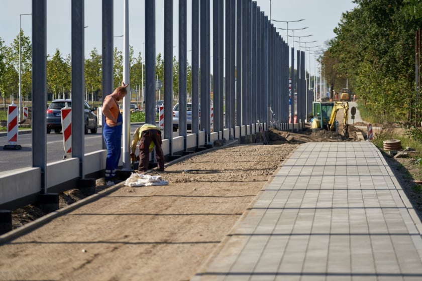 Na ulicy Kosmonautów trwają intensywne prace nie tylko na samej jezdni, ale również przy budowie dróg rowerowych, chodników oraz wiat przystankowych.