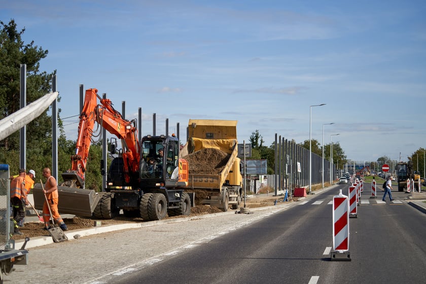 Na ulicy Kosmonautów trwają intensywne prace nie tylko na samej jezdni, ale również przy budowie dróg rowerowych, chodników oraz wiat przystankowych.