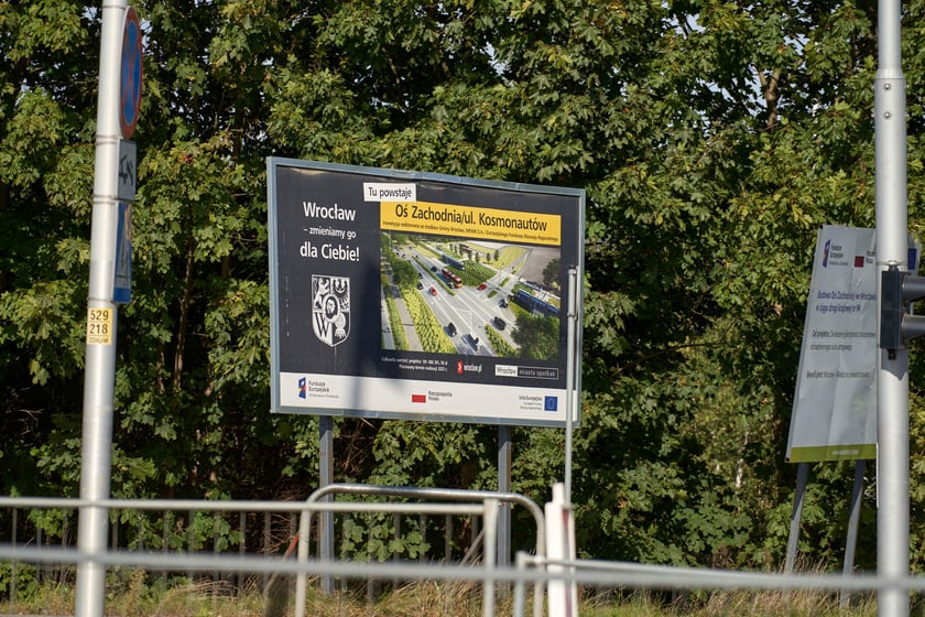 Na ulicy Kosmonautów trwają intensywne prace nie tylko na samej jezdni, ale również przy budowie dróg rowerowych, chodników oraz wiat przystankowych.