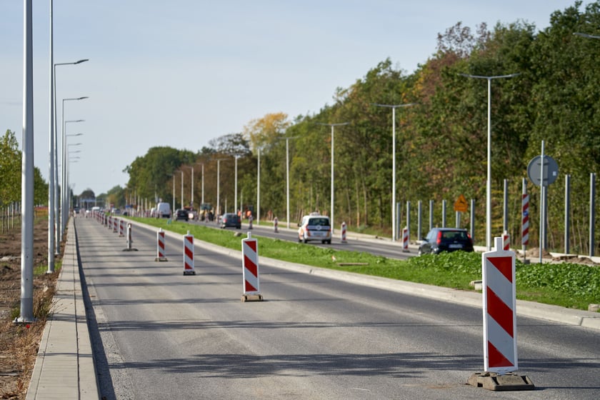 Na ulicy Kosmonautów trwają intensywne prace nie tylko na samej jezdni, ale również przy budowie dróg rowerowych, chodników oraz wiat przystankowych.