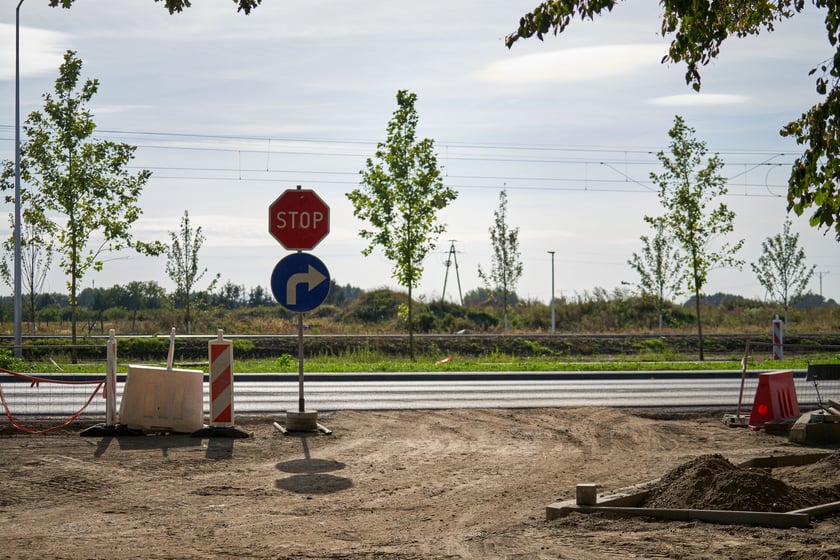Na ulicy Kosmonautów trwają intensywne prace nie tylko na samej jezdni, ale również przy budowie dróg rowerowych, chodników oraz wiat przystankowych.