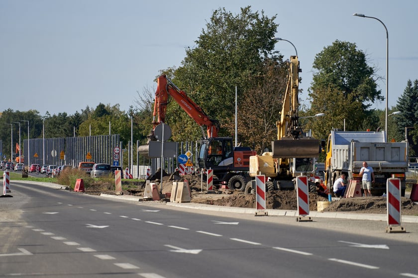 Na ulicy Kosmonautów trwają intensywne prace nie tylko na samej jezdni, ale również przy budowie dróg rowerowych, chodników oraz wiat przystankowych.