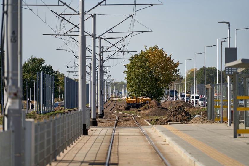 Na ulicy Kosmonautów trwają intensywne prace nie tylko na samej jezdni, ale również przy budowie dróg rowerowych, chodników oraz wiat przystankowych.