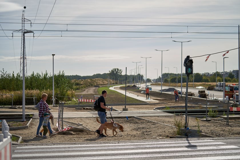 Na ulicy Kosmonautów trwają intensywne prace nie tylko na samej jezdni, ale również przy budowie dróg rowerowych, chodników oraz wiat przystankowych.