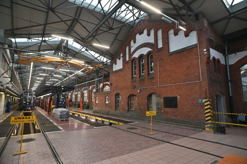 Zajezdnia Tramwajowa Gaj przy skrzyżowaniu ulic Ślężnej i Kamiennej.