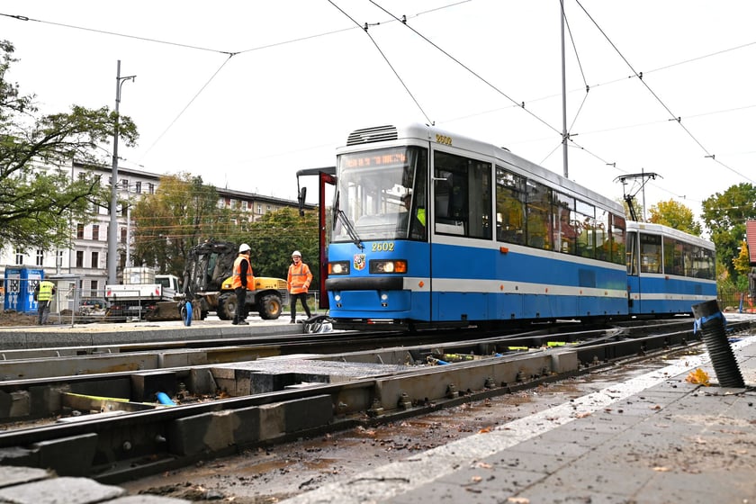Próbne przejazdy tramwajów przez plac Staszica.