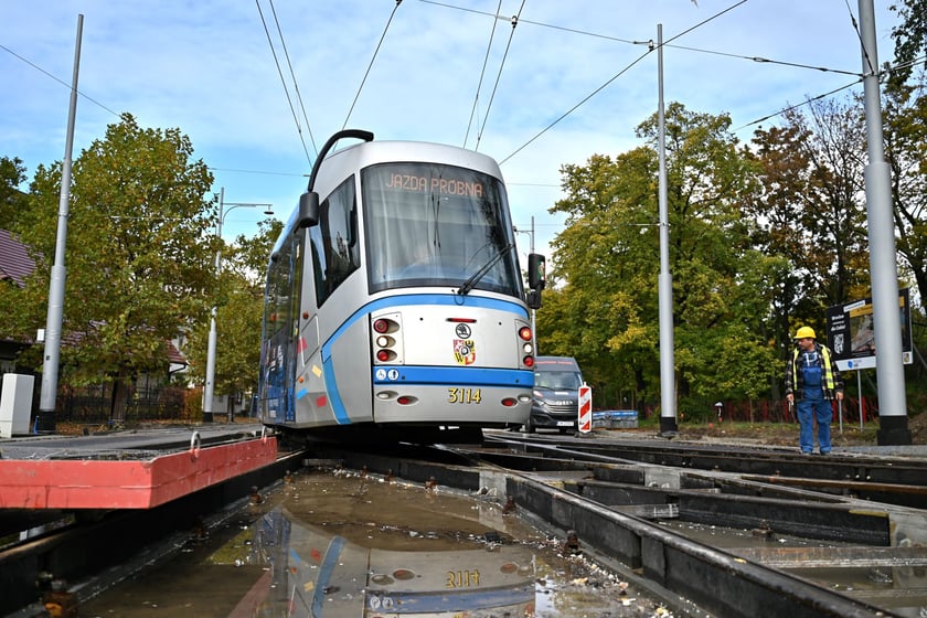 Próbne przejazdy tramwajów przez plac Staszica.