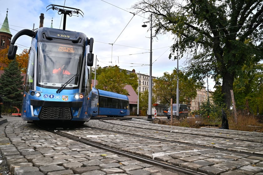 Próbne przejazdy tramwajów przez plac Staszica.