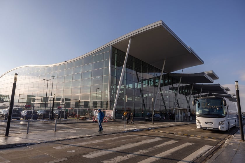 Lotnisko Wrocław przyloty i odloty, parkingi. Zdjęcia z lotniska