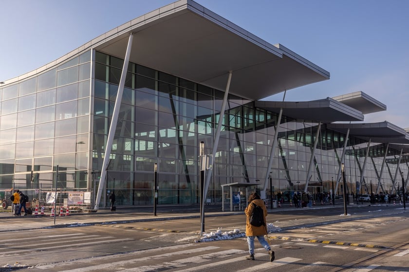 Lotnisko Wrocław przyloty i odloty, parkingi. Zdjęcia z lotniska