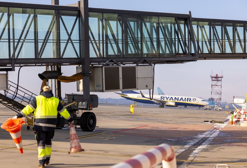Lotnisko Wrocław przyloty i odloty, parkingi. Zdjęcia z lotniska