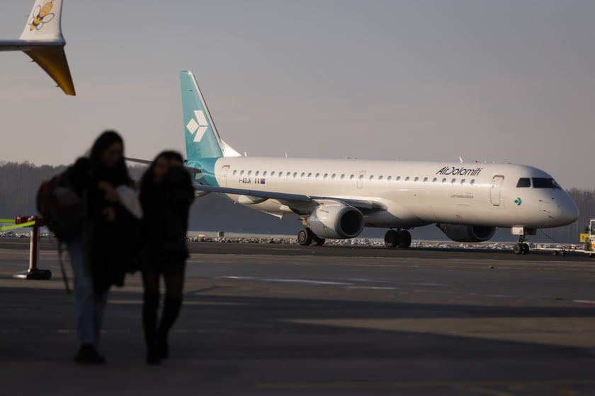 Lotnisko Wrocław przyloty i odloty, parkingi. Zdjęcia z lotniska