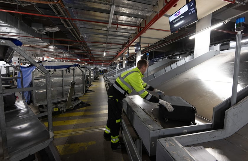 Lotnisko Wrocław przyloty i odloty, parkingi. Zdjęcia z lotniska