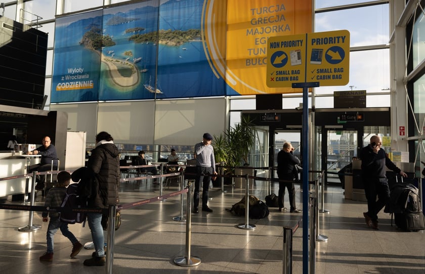 Lotnisko Wrocław przyloty i odloty, parkingi. Zdjęcia z lotniska