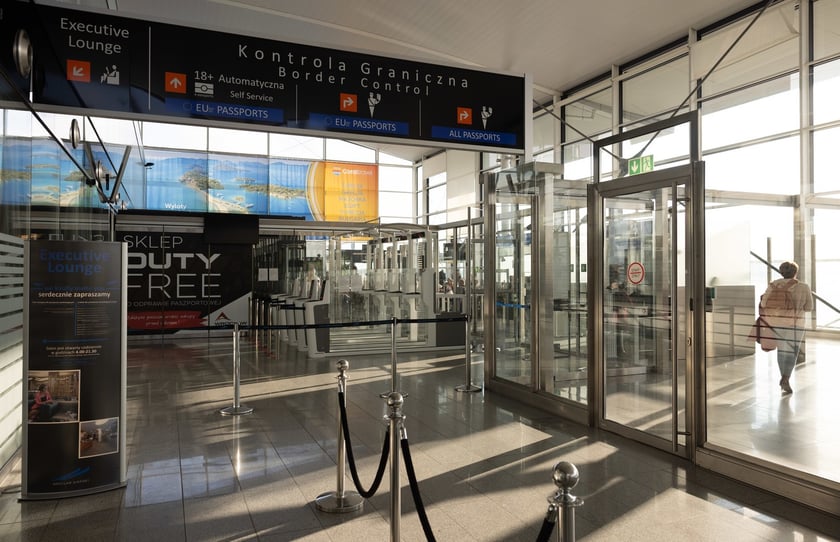 Lotnisko Wrocław przyloty i odloty, parkingi. Zdjęcia z lotniska