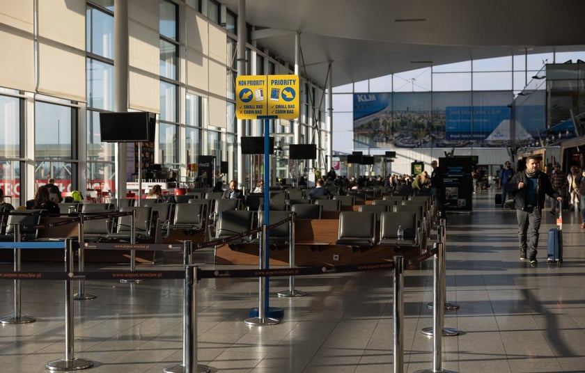 Lotnisko Wrocław przyloty i odloty, parkingi. Zdjęcia z lotniska