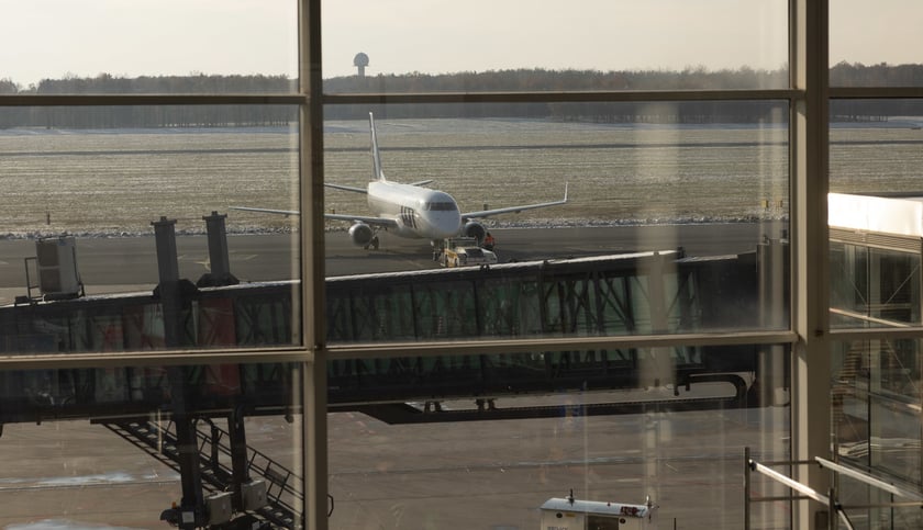 Lotnisko Wrocław przyloty i odloty, parkingi. Zdjęcia z lotniska