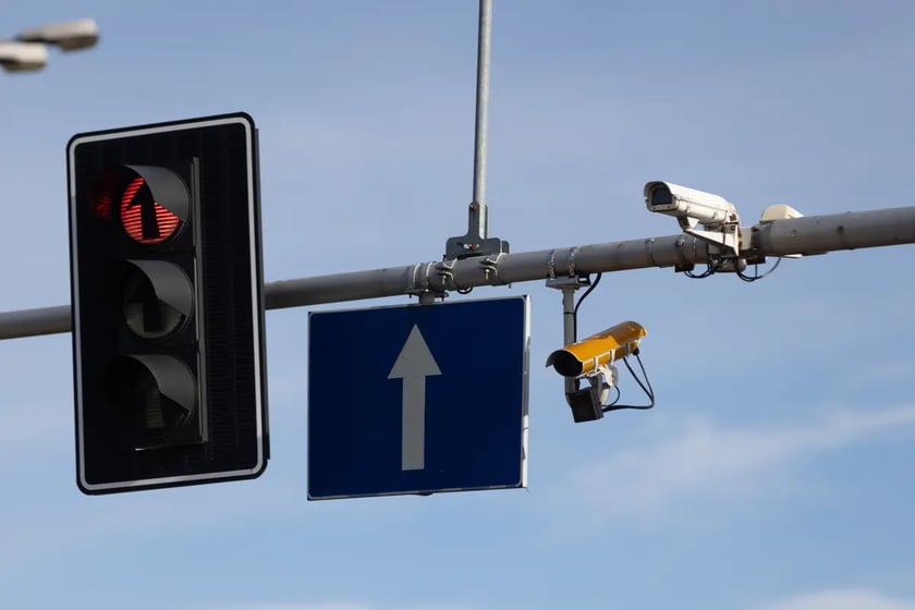 Pomiar odcinkowy we Wrocławiu i na autostradzie A4
Pierwszy we Wrocławiu odcinkowy pomiar prędkości będzie na al. Jana III Sobieskiego we Wrocławiu. Gł&oacute;wny Inspektorat Transportu Drogowego rozpoczął tam montaż urządzeń. Na razie nie ma terminu otwarcia.
Na podwrocławskim odcinku A4 odcinkowy pomiar prędkości jest na około 8-kilometrowym odcinku pomiędzy węzłami Kostomłoty a Kąty Wrocławskie.