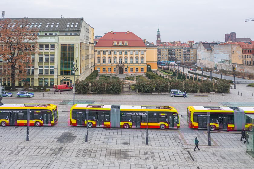 MPK Wrocław zaprezentowało wszystkie swoje elektryczne autobusy na placu Wolności.
