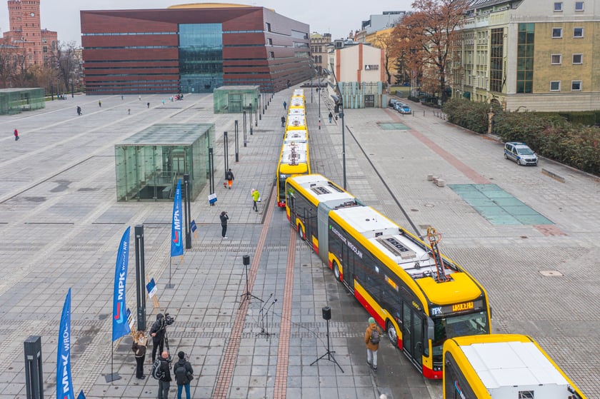 MPK Wrocław zaprezentowało wszystkie swoje elektryczne autobusy na placu Wolności.