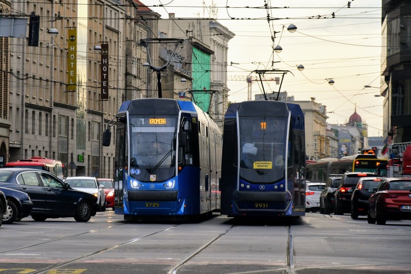 Zmodernizowany Protram 205 WrAs mijający się z Moderusem Beta na skrzyżowaniu Piotra Skargi z Oławską.