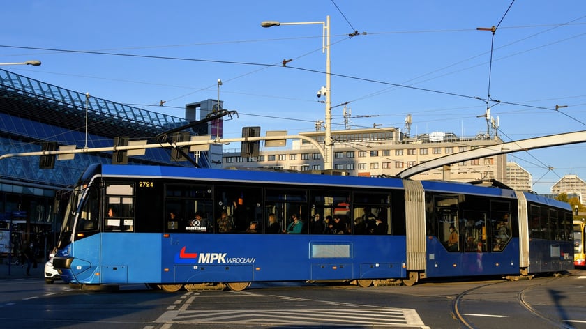 Zmodernizowany Protram 205 WrAs na placu Grunwaldzkim.