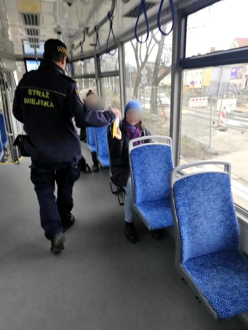 Akcja informacyjna prowadzona przez strażników miejskich.