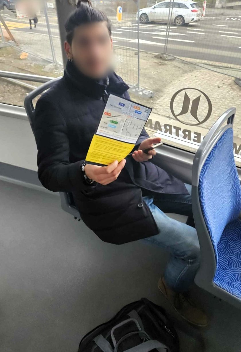 Akcja informacyjna prowadzona przez strażników miejskich.