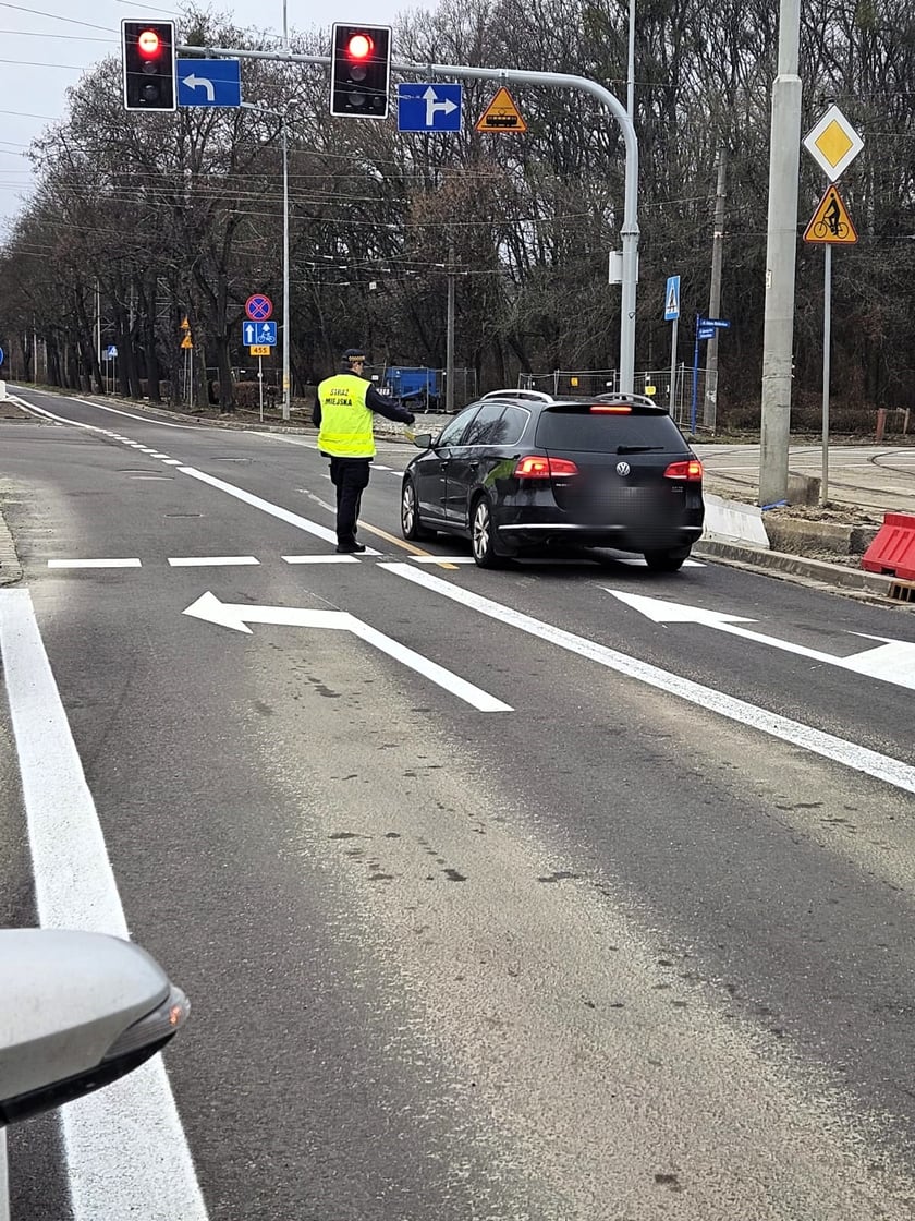 Akcja informacyjna prowadzona przez strażników miejskich.