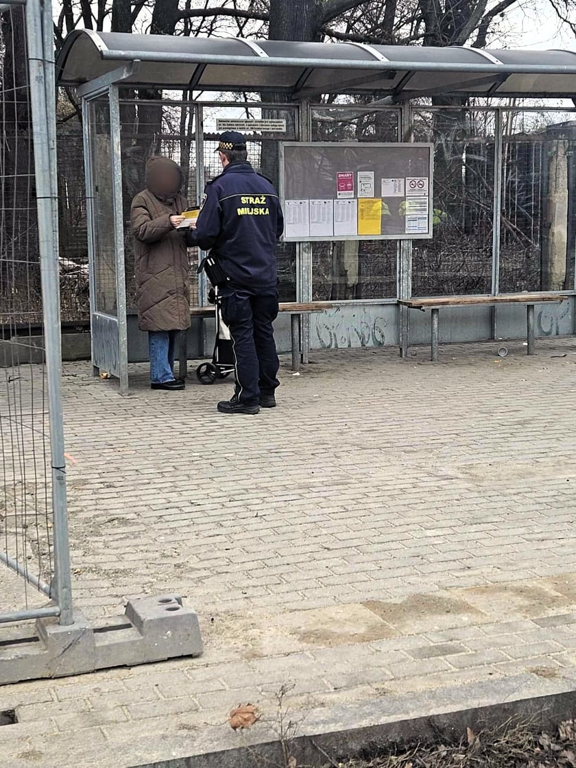 Akcja informacyjna prowadzona przez strażników miejskich.