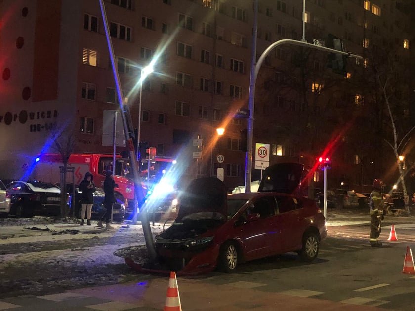 Wypadek, skrzyżowanie ulic Popowickiej i Zajęczej