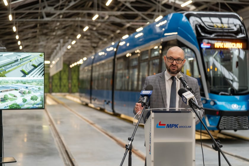 Konferencja prezydenta Jacka Sutryka, MPK oraz Biura Zr&oacute;wnoważonej Mobilności UMW w zajezdni Gaj.