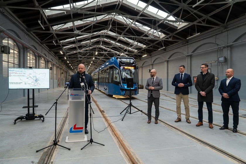 Konferencja prezydenta Jacka Sutryka, MPK oraz Biura Zr&oacute;wnoważonej Mobilności UMW w zajezdni Gaj.