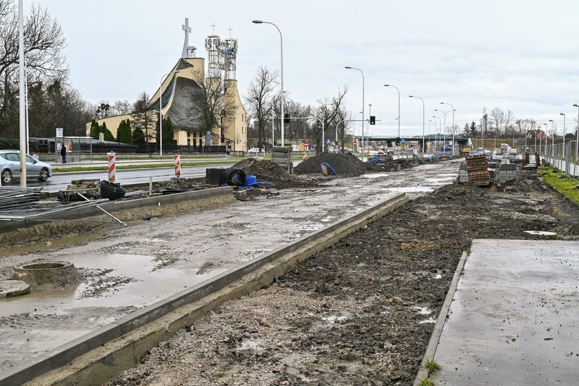 Początek - jadąc z centrum - trasy autobusowo-tramwajowej na Jagodno. Na Bardzkiej, tuż za skrzyżowaniem ze Świeradowską i Morwową, istnieje już przedłużenie tor&oacute;w, kt&oacute;re przecinają jezdnię i wkraczają na wydzielony korytarz.&nbsp;
