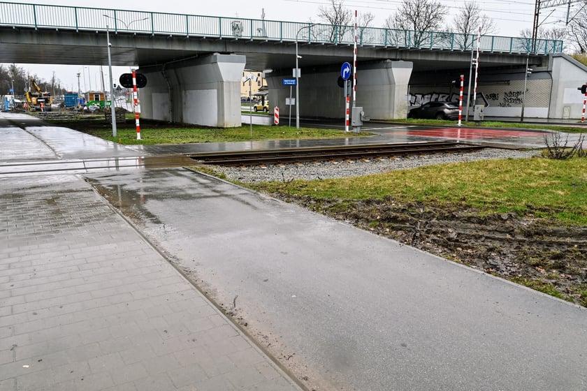 Prawdopodobnie jedno z najsławniejszych skrzyżowań tor&oacute;w kolejowych z ulicą na terenie Wrocławia. Bardzką przecina linia nr 285 i ta kolizja blokuje budowę tramwaju. Opierając się na obecnych przepisach PKP Polskie Linie Kolejowe nie zgadzają się, aby tory tramwajowe krzyżowały się z kolejowymi. Rząd obiecał zmianę regulacji, jednak na razie nowych przepis&oacute;w nie ma. Polskie Linie Kolejowe będą wynosić linię 285 na wiadukt &ndash; taką decyzję podjęły &ndash; jednak nie wiadomo, kiedy taka inwestycja miałaby się rozpocząć. Dlatego na razie TAT będzie tylko TA na Jagodno.