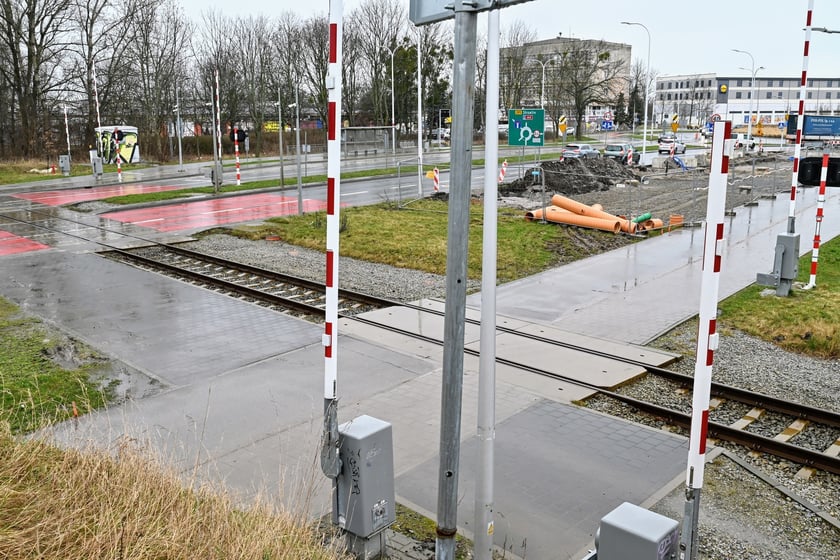 Prawdopodobnie jedno z najsławniejszych skrzyżowań tor&oacute;w kolejowych z ulicą na terenie Wrocławia. Bardzką przecina linia nr 285 i ta kolizja blokuje budowę tramwaju. Opierając się na obecnych przepisach PKP Polskie Linie Kolejowe nie zgadzają się, aby tory tramwajowe krzyżowały się z kolejowymi. Rząd obiecał zmianę regulacji, jednak na razie nowych przepis&oacute;w nie ma. Polskie Linie Kolejowe będą wynosić linię 285 na wiadukt &ndash; taką decyzję podjęły &ndash; jednak nie wiadomo, kiedy taka inwestycja miałaby się rozpocząć. Dlatego na razie TAT będzie tylko TA na Jagodno.