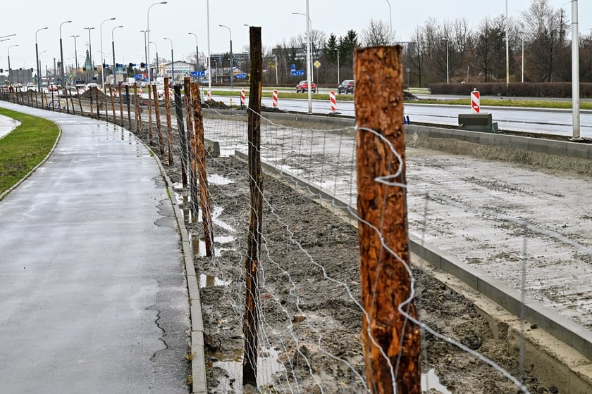 Początek - jadąc z centrum - trasy autobusowo-tramwajowej na Jagodno. Na Bardzkiej, tuż za skrzyżowaniem ze Świeradowską i Morwową, istnieje już przedłużenie tor&oacute;w, kt&oacute;re przecinają jezdnię i wkraczają na wydzielony korytarz.&nbsp;