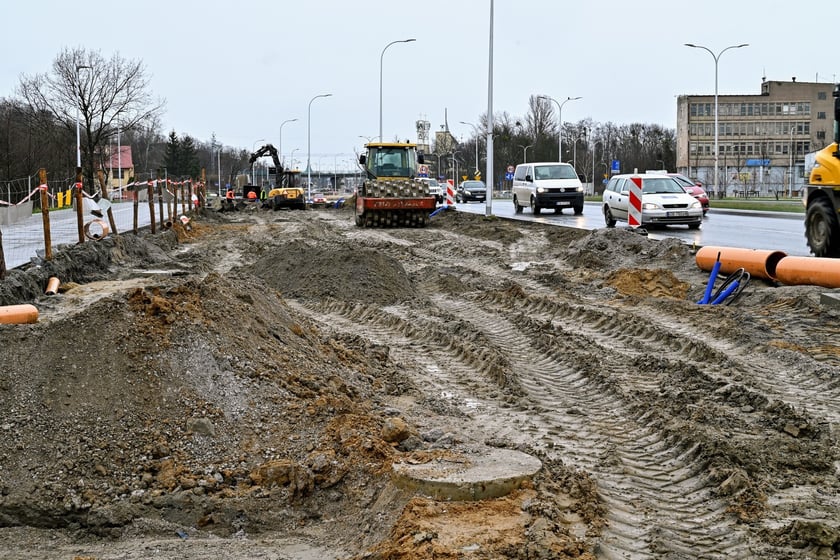 Praca na budowie trasy autobusowo-tramwajowej na Jagodno wre.