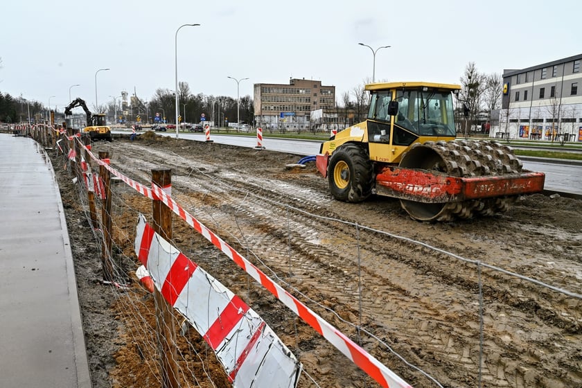 Prace wzdłuż ulicy Buforowej trwają na odcinku od ul. Lutosławskiego w kierunku centrum.&nbsp;