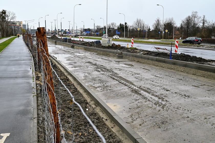 Początek - jadąc z centrum - trasy autobusowo-tramwajowej na Jagodno. Na Bardzkiej, tuż za skrzyżowaniem ze Świeradowską i Morwową, istnieje już przedłużenie tor&oacute;w, kt&oacute;re przecinają jezdnię i wkraczają na wydzielony korytarz.&nbsp;