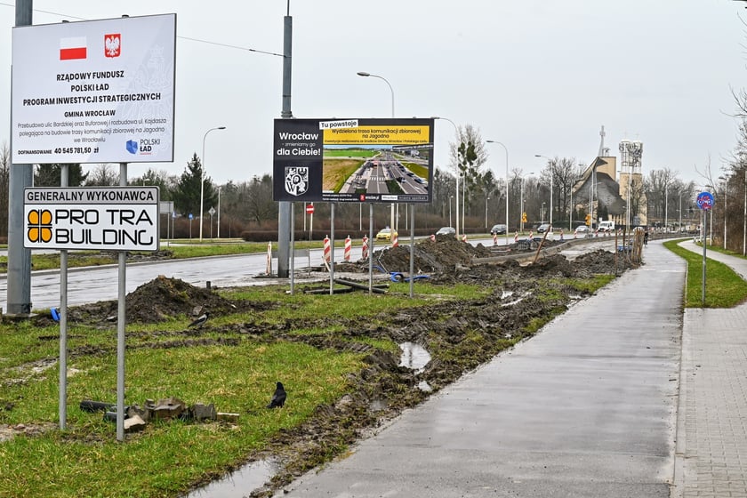 Początek - jadąc z centrum - trasy autobusowo-tramwajowej na Jagodno. Na Bardzkiej, tuż za skrzyżowaniem ze Świeradowską i Morwową, istnieje już przedłużenie tor&oacute;w, kt&oacute;re przecinają jezdnię i wkraczają na wydzielony korytarz.
